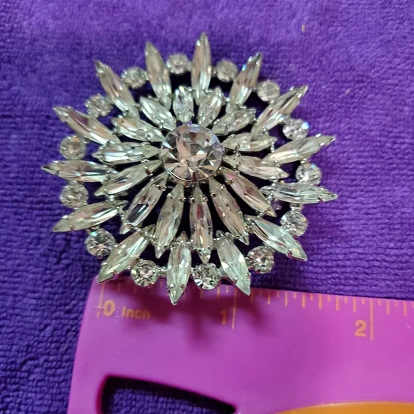 Beautiful Brooch - Picture 4 of 6